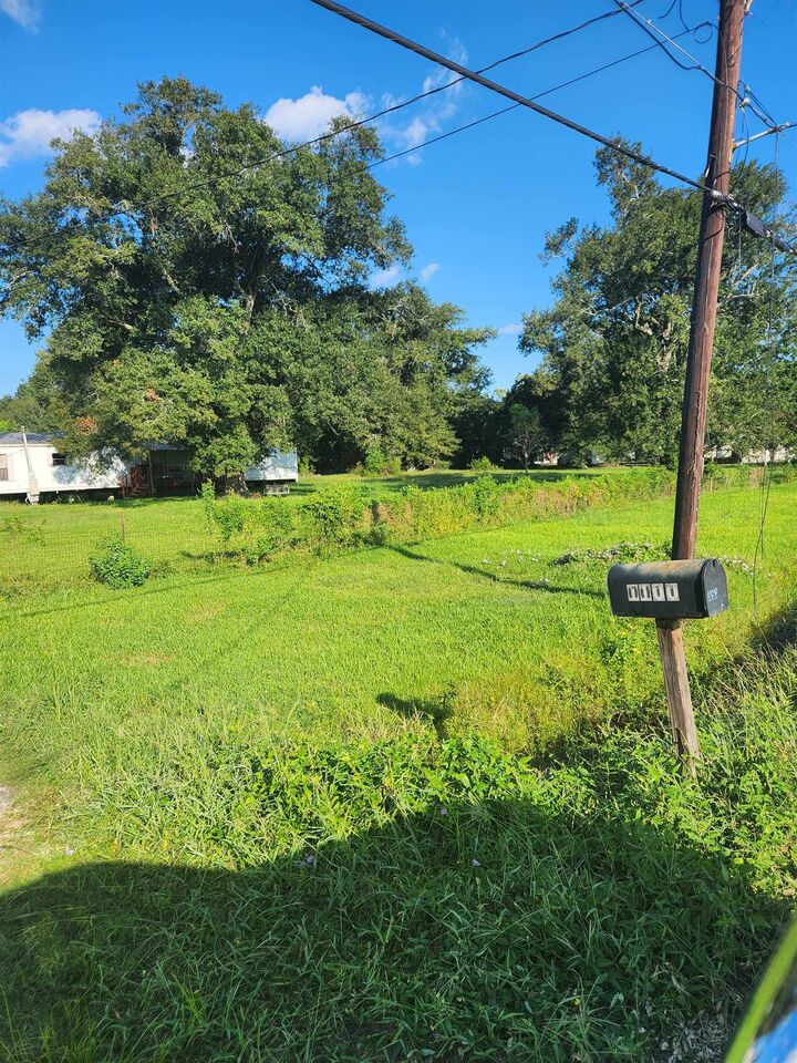 Property Photo: 1100 &Amp 1106 Flint St TX 77630-6418