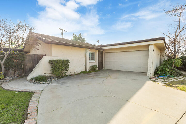 Property Photo:  637 Village Green Street  CA 93257 