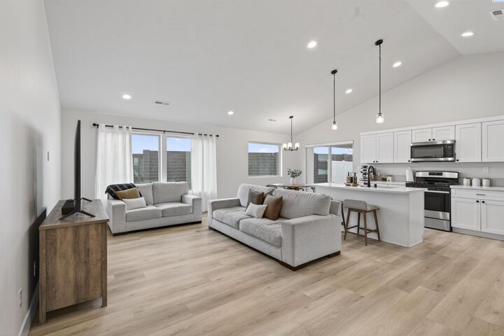 Property Photo:  800 Vineyard St  WA 98930 