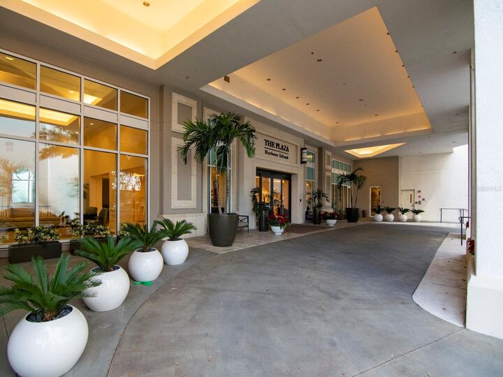 Property Photo:  450 Knights Run Avenue 2102  FL 33602 