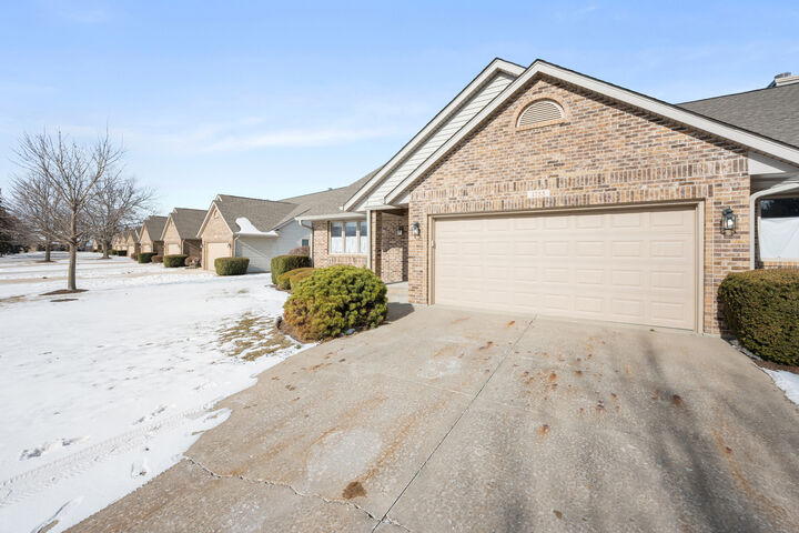 Property Photo:  1755 Brock Circle  IL 60178 