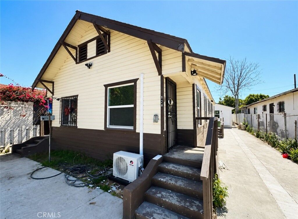 Property Photo:  924 E Lanzit  CA 90059 