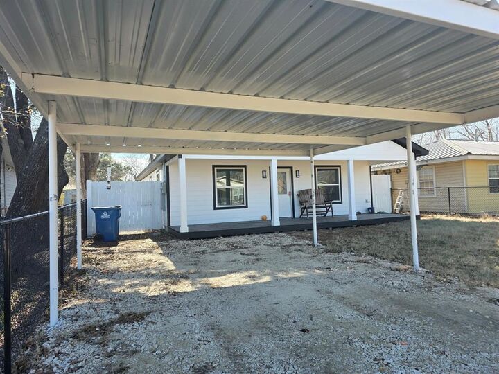 Property Photo: 924 E Titus Street TX 76667