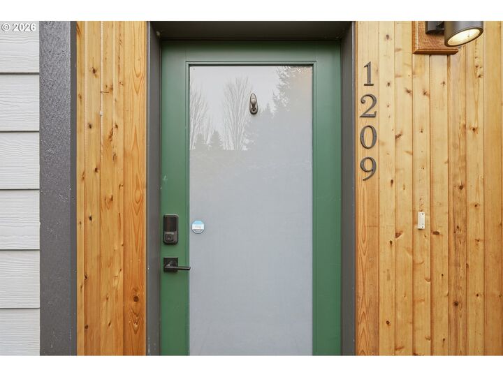 Property Photo: 1209 N Winchell St 4 OR 97217
