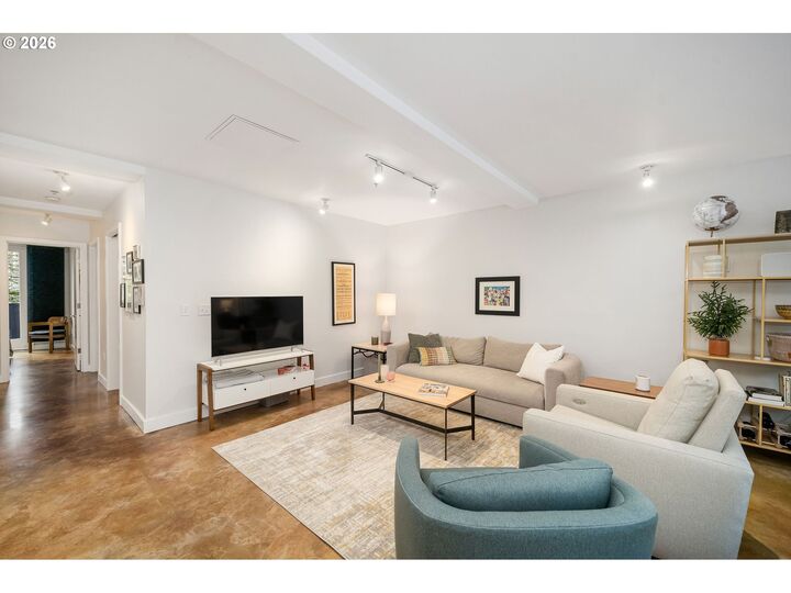 Property Photo:  325 NE Graham St 7  OR 97212 