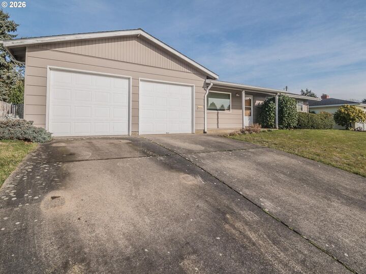 Property Photo: 17005 SE Alder St OR 97233
