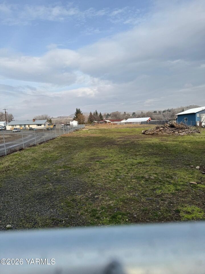 Property Photo: 273 Kershaw Dr WA 98908
