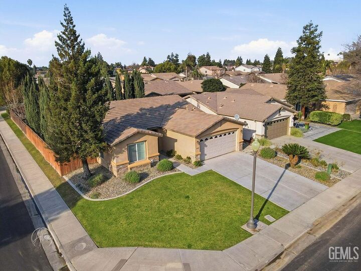 Property Photo:  11528 Indian Hawthorne Street  CA 93311 