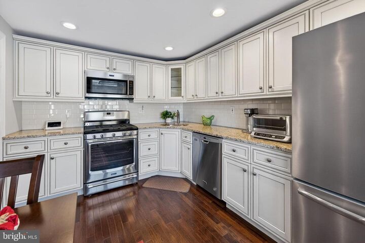 Property Photo:  22 E Close  NJ 08057 