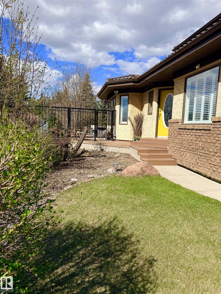 Property Photo:  730 Estate Drive  AB T8B 1M4 