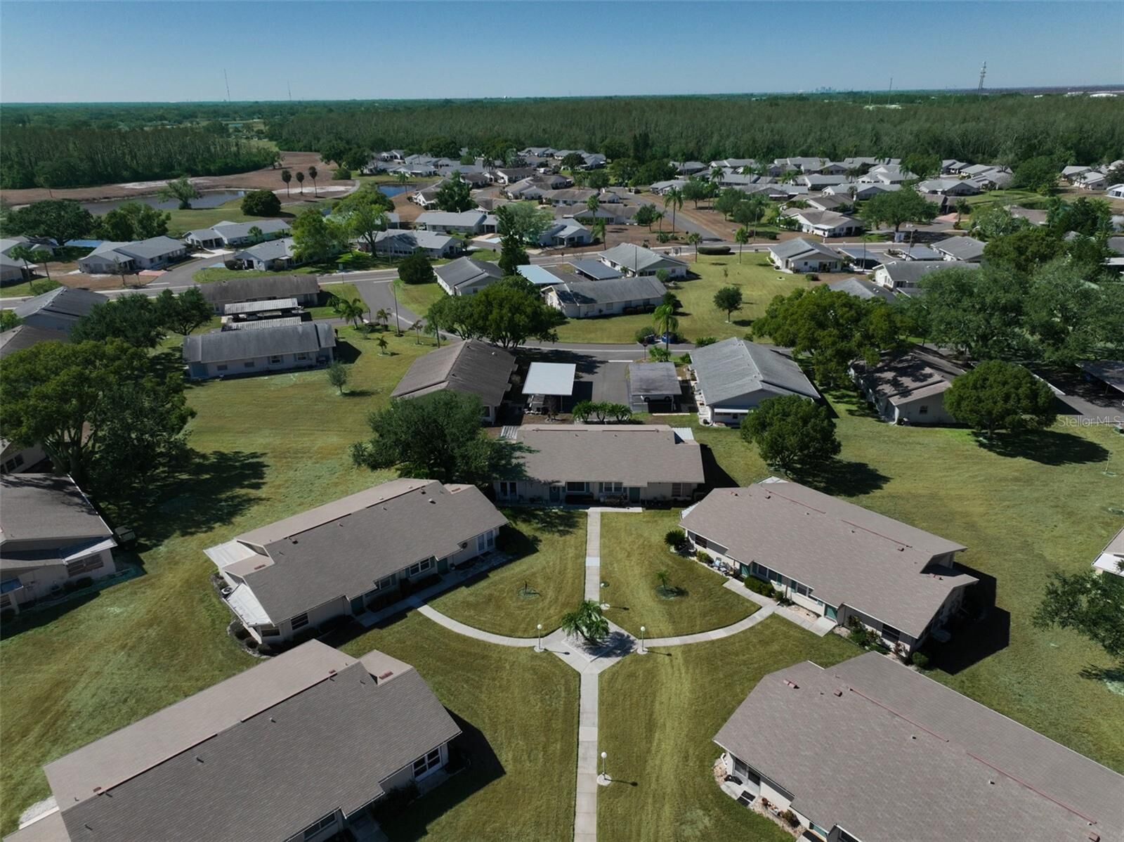 Property Photo: 1906 Canterbury Lane 16 FL 33573