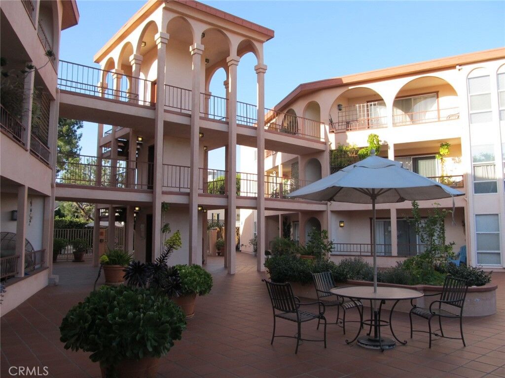 Property Photo: 2035 4th Street 202C CA 90405