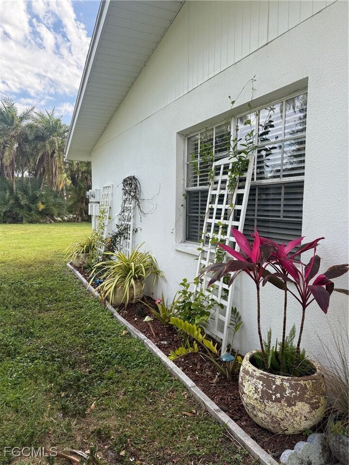 Property Photo:  823 Courtington Lane 1  FL 33919 