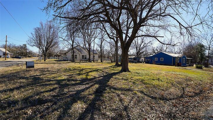 Property Photo:  410 E 6th Street  TX 75418 