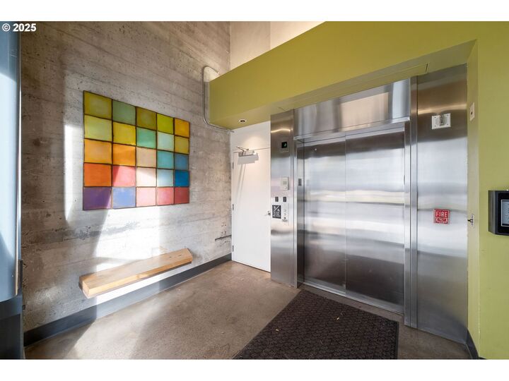 Property Photo:  300 NW 8th Ave 902  OR 97209 