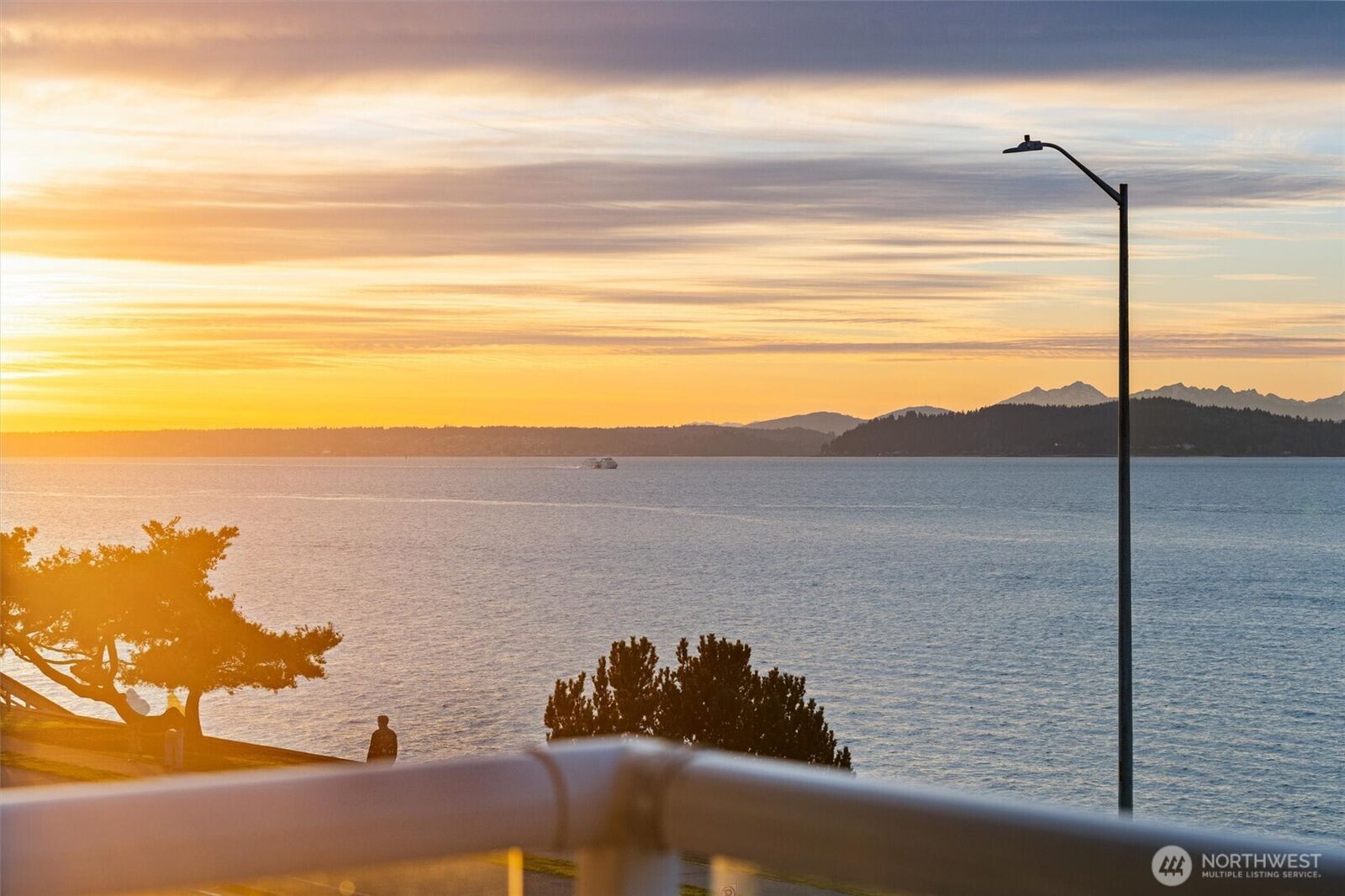 Property Photo:  1550  Alki Avenue SW 302  WA 98116 