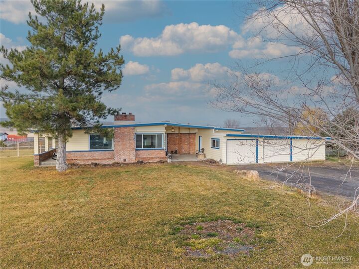 Property Photo:  3416  Road 20  NE  WA 98851 