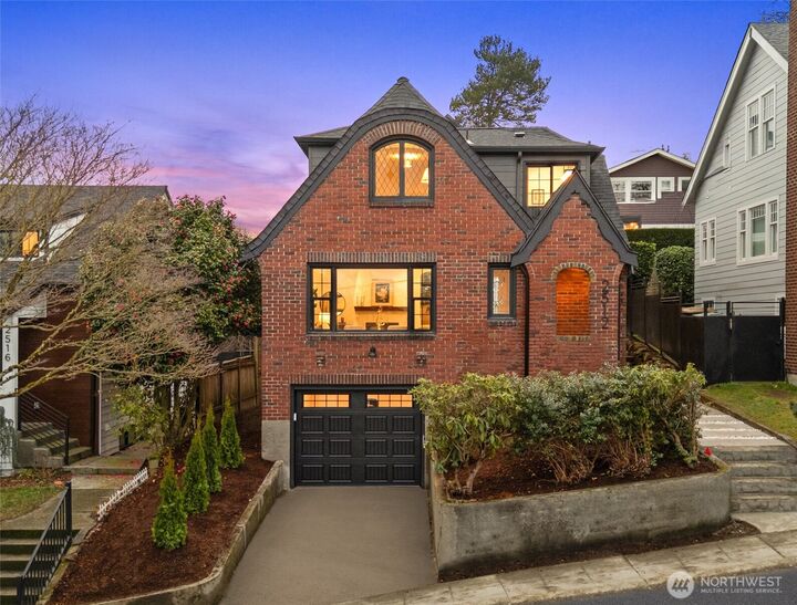 Property Photo: 2512 Nob Hill Avenue N WA 98109