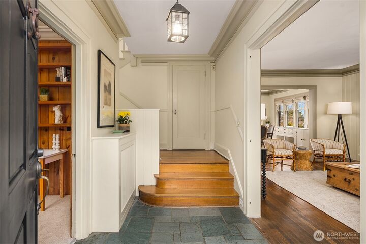 Property Photo:  1208 E Newton Street  WA 98102 