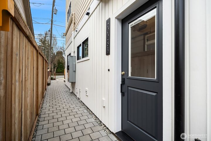 Property Photo:  5028  35th Avenue NE B  WA 98105 