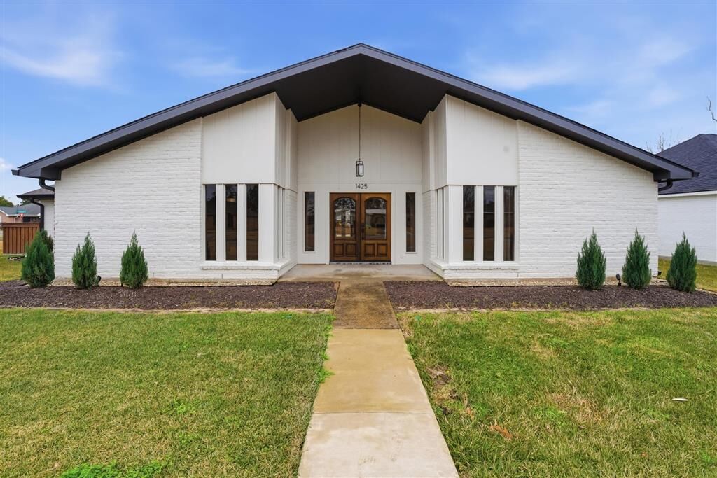 Property Photo: 1425 N Chateau Circle N LA 70605