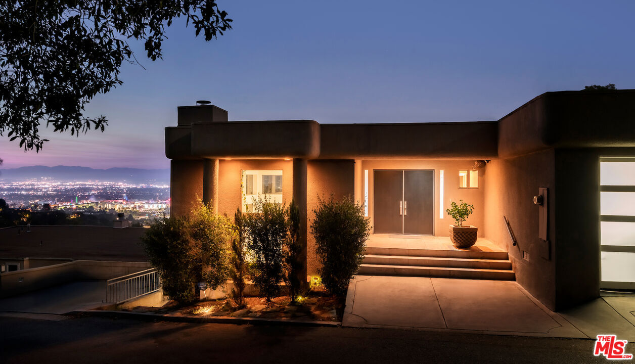 Property Photo:  7265 Caverna Dr  CA 90068 