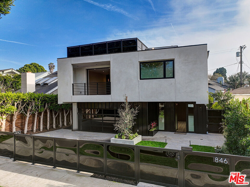 Property Photo:  846 Dickson St  CA 90292 