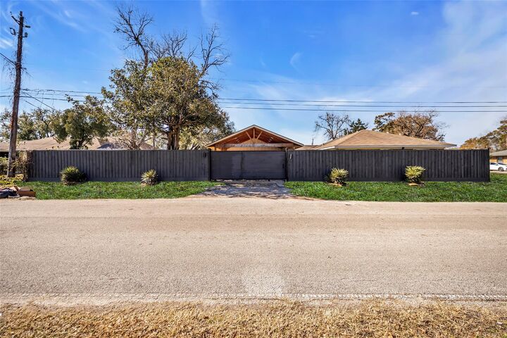 Property Photo:  922 Innsdale Drive  TX 77076 