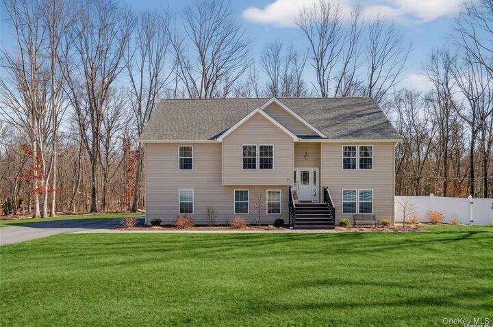 Property Photo:  31 Greenshire Way  NY 12586 