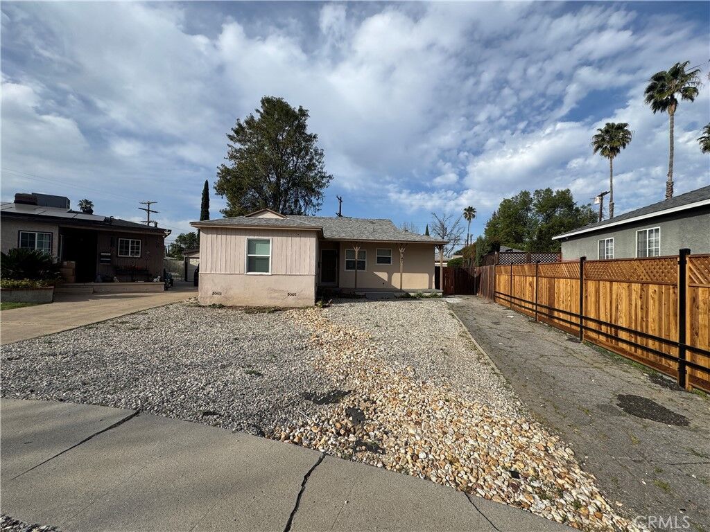 Property Photo:  18147 Archwood Street  CA 91335 