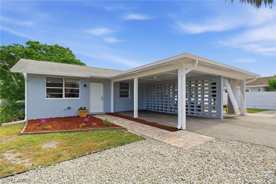 Property Photo: 4518 W Alhambra Circle FL 34103