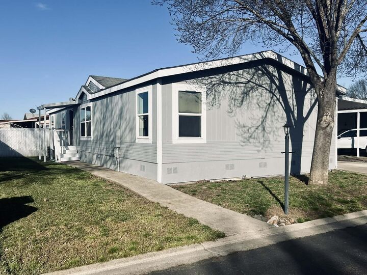 Property Photo:  633 E Archwood Unit 125  OR 97524 