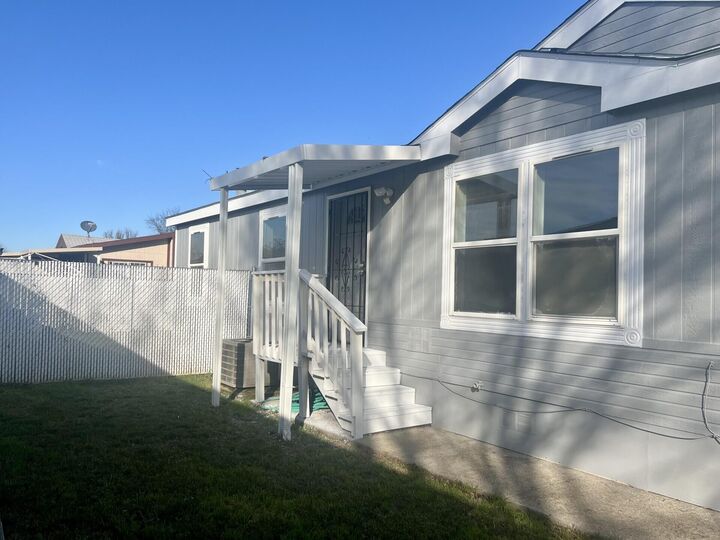 Property Photo: 633 E Archwood Unit 125 OR 97524