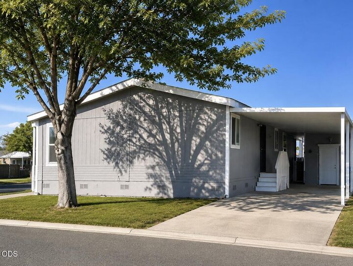Property Photo:  633 E Archwood Unit 125  OR 97524 