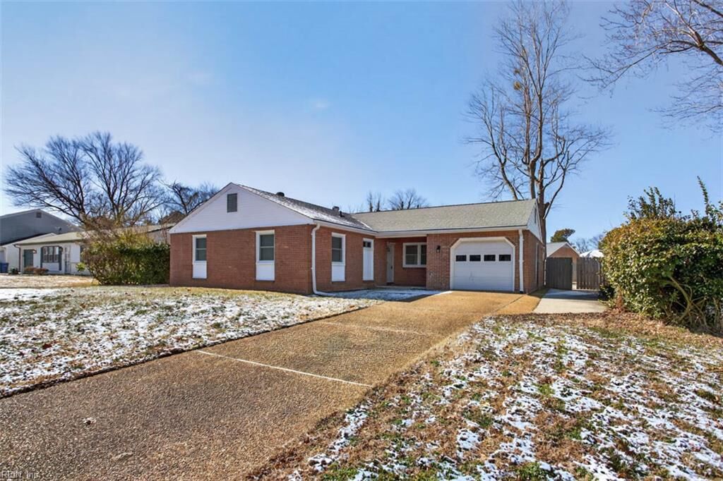 Property Photo:  521 Helm Dr  VA 23602 