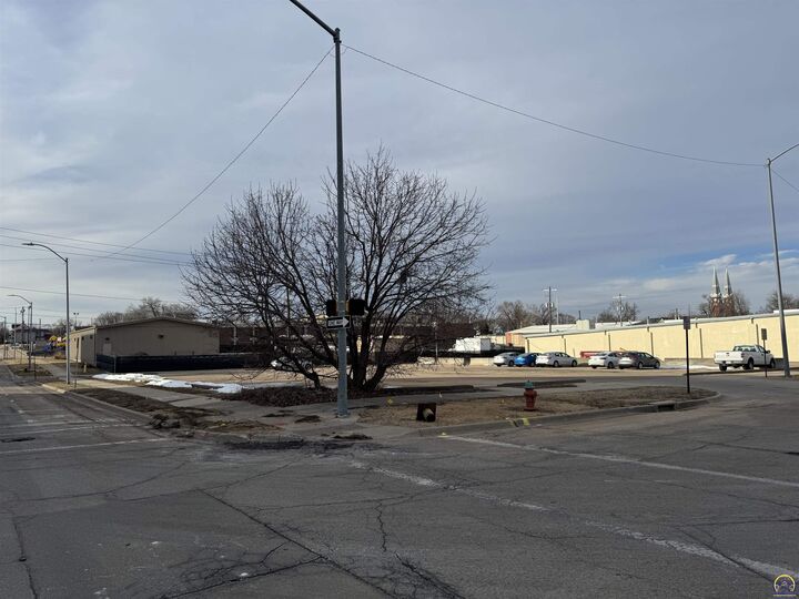 Property Photo:  204 SW 5th St  KS 66603 