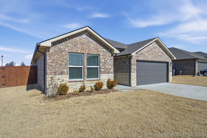 Property Photo:  3306 Rushmore Circle  OK 74006 
