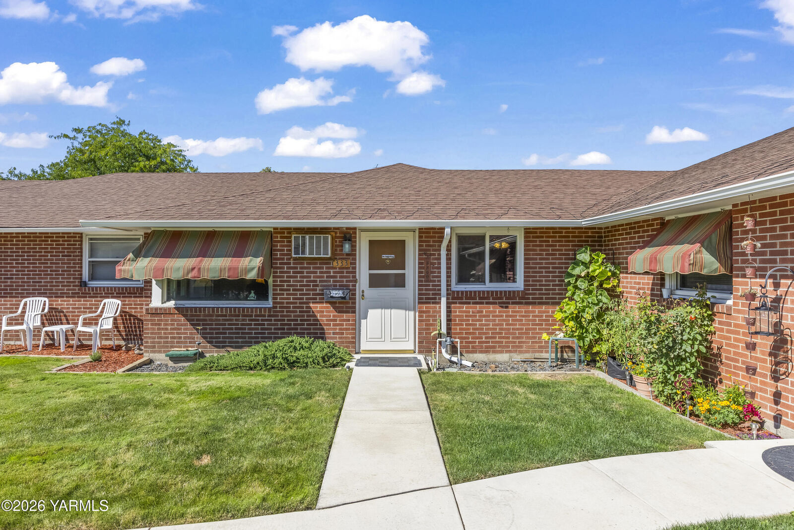 Property Photo:  333 N 42nd Ave  WA 98908 