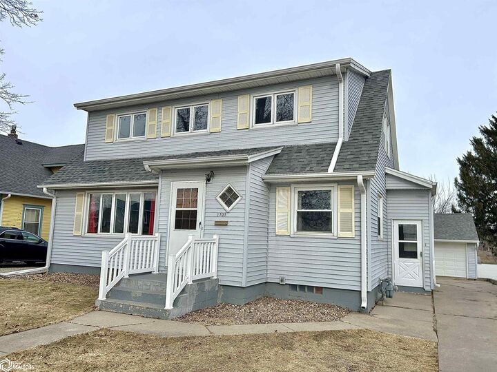 Property Photo:  1705 Summit Street  IA 50158 