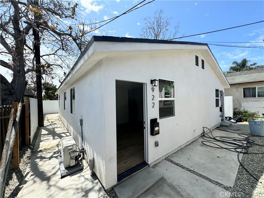 Property Photo:  922 E Lanzit Avenue  CA 90059 