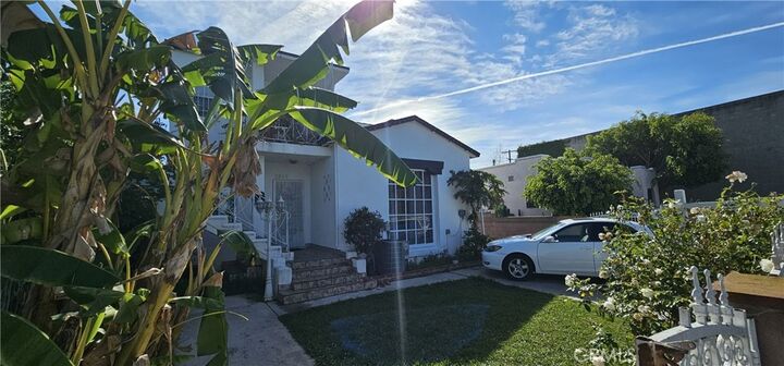 Property Photo:  2546 S Bronson  CA 90018 