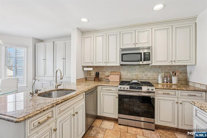 Property Photo:  52 Ryan Lane 1105  NJ 07035 