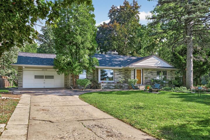 Property Photo:  1544 Mississippi River Boulevard S  MN 55116 