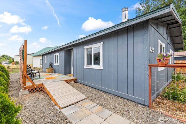 Property Photo:  1111  Jennie Circle  WA 98934 