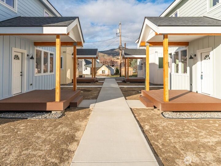 Property Photo:  413 E Okanogan Avenue  WA 98816 