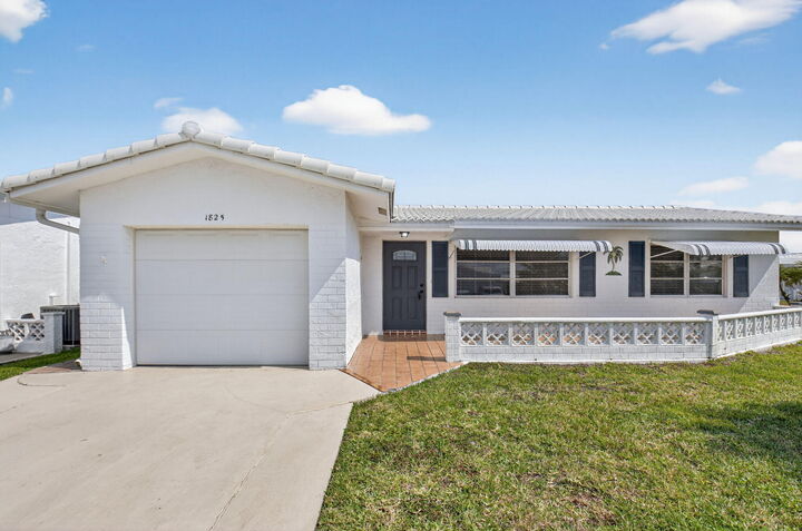 Property Photo:  1825 SW 17th Street  FL 33426 