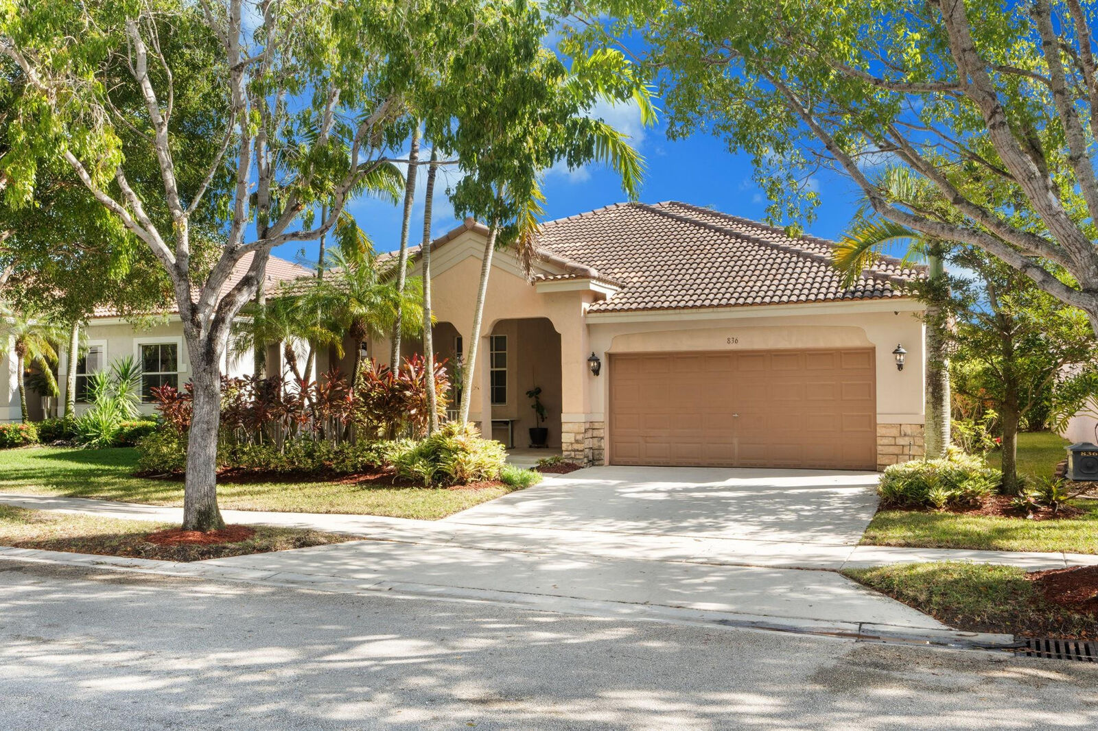 Property Photo:  836 Lavender Circle  FL 33327 