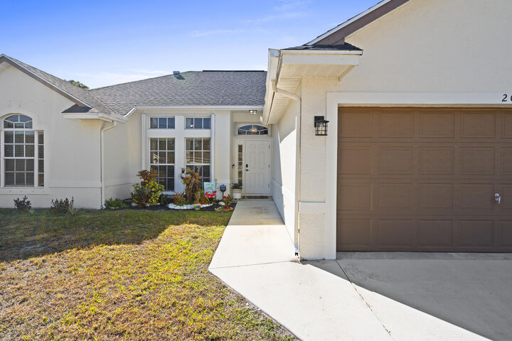 Property Photo:  2012 SW Janette Avenue  FL 34953 