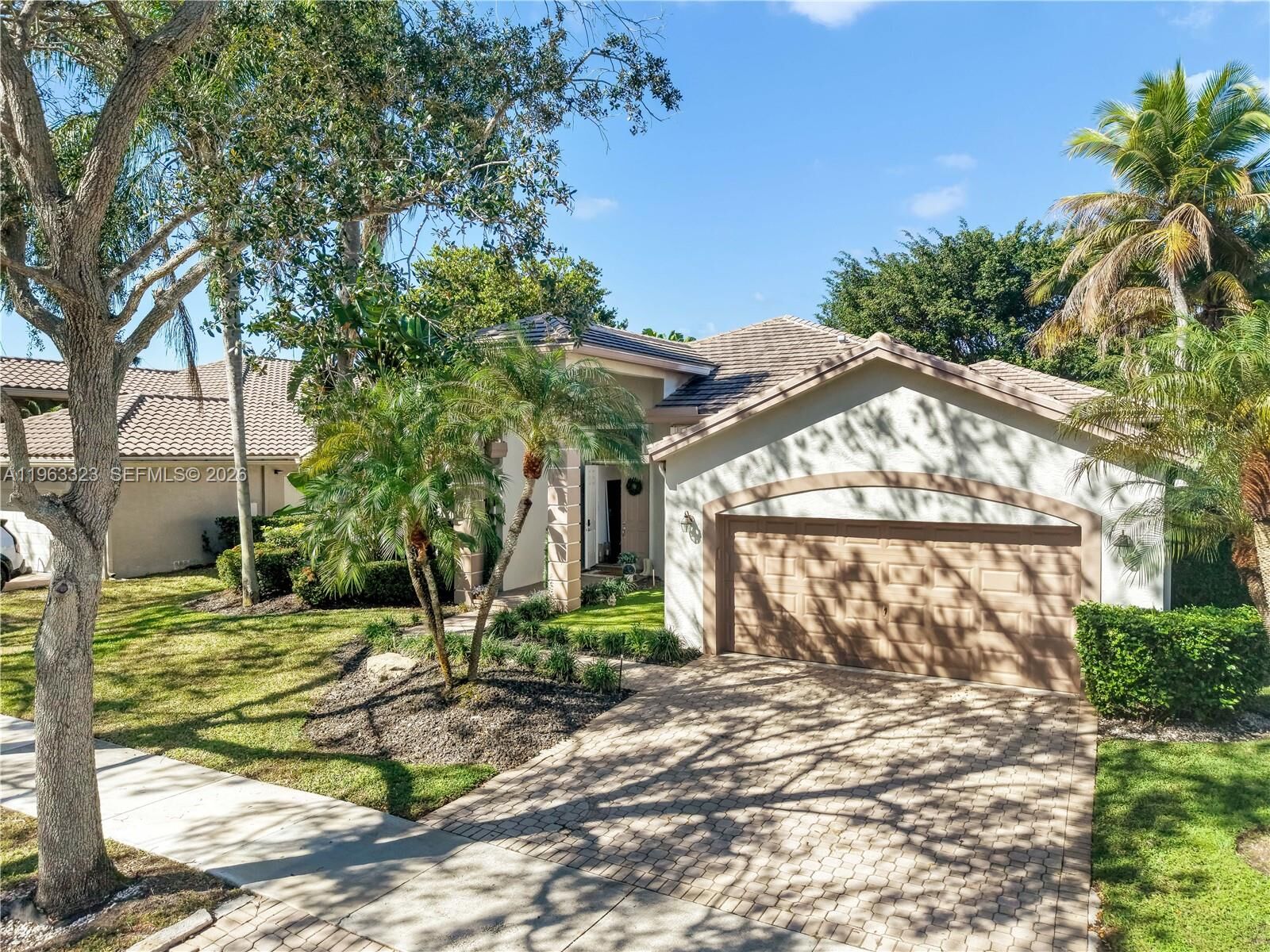Property Photo:  2633 Oakbrook Dr  FL 33332 