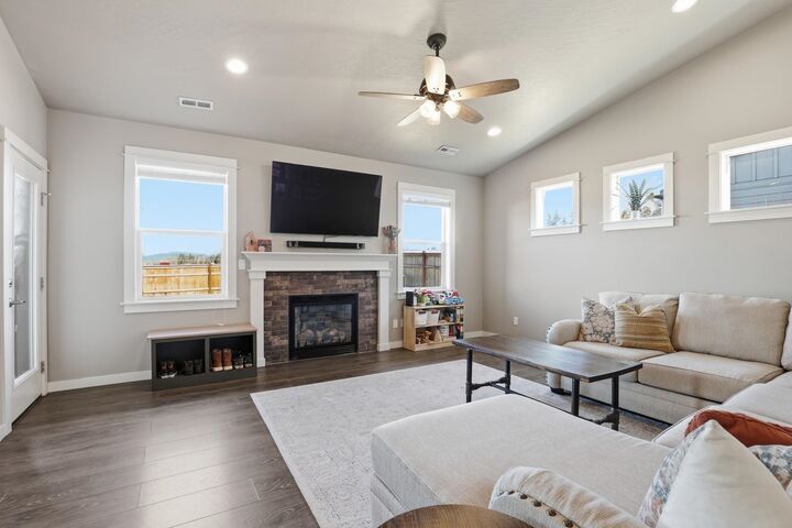 Property Photo:  15 E E 12th St  WA 99006 